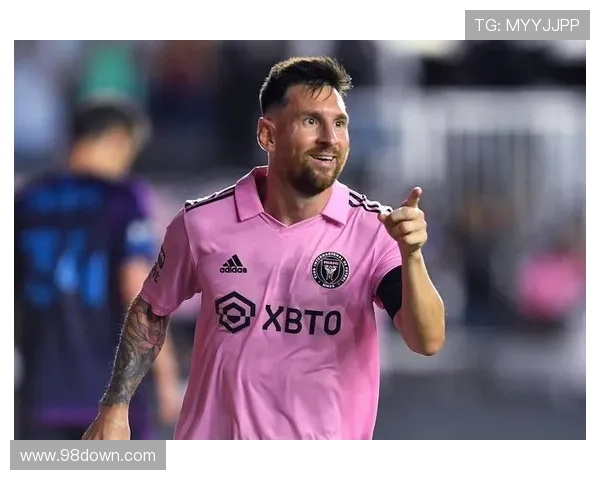 纳什维尔中卫沃莱奇与梅西交换球衣合影